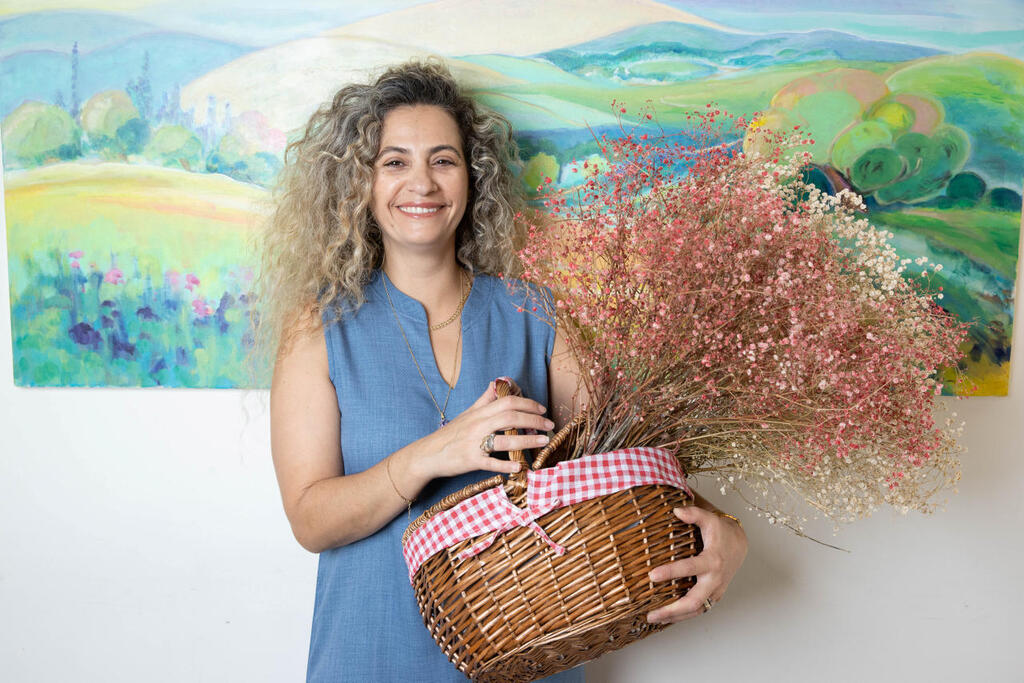 קרנית שרון אפק: "הקורונה היתה טריגר והתפטרתי. גיליתי אצלי נטייה אמנותית ויצירה. רציתי לעשות משהו עם האהבה שלי לפרחים" ( צילום: עוז מועלם) קרנית שרון אפק
