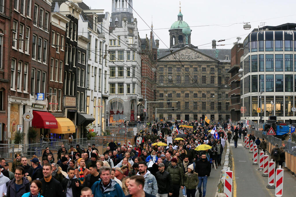 הפגנה באמסטרדם נגד מגבלות הקורונה, שלשום. ברוטרדם