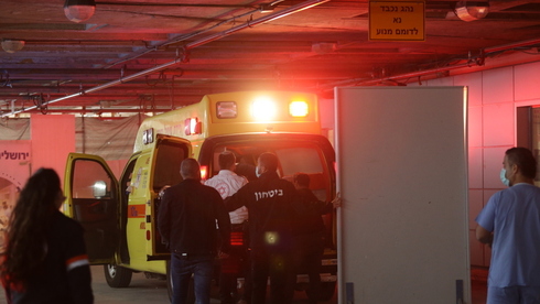 פינוי פצועים לבית החולים שערי צדק בירושלים, צילום: אלכס קולומויסקי