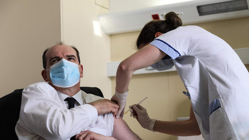 ראש ממשלת צרפת קסטקס מקבל חיסון נגד קורונה של אסטרזניקה, צילום: איי אף פי