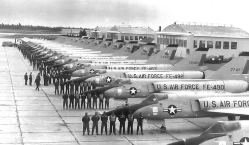 טייסי קרב וה-F106 שלהם. האם "קופר" היה איש צוות אוויר?, צילום: USAF