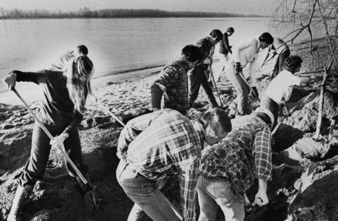 אנשי ה-FBI ומתנדבים חופרים בגדת נהר קולומביה, בחיפוש אחר ראיות נוספות, צילום: FBI