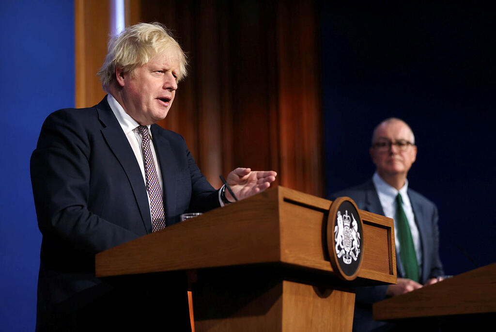 ראש ממשלת בריטניה בוריס ג'ונסון והיועץ המדעי הראשי שלו פטריק ולאנס במסיבת עיתונאים מיוחדת, היום