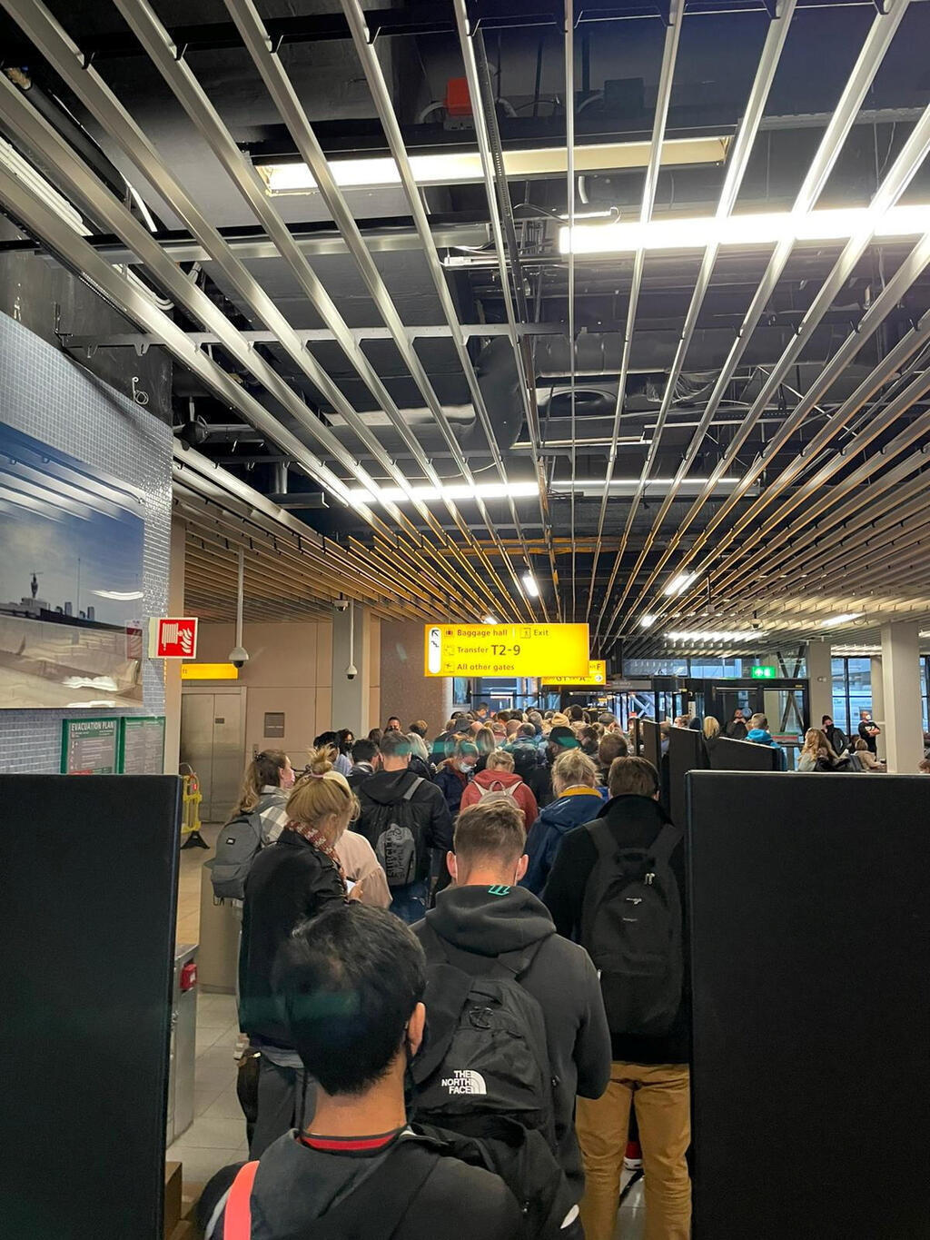 קורונה תור ב נמל התעופה ב אמסטרדם בעקבות איסור כניסת אזרחים ממדינות ב אפריקה בעקבות מציאת הזן החדש של הקורונה אומיקרון