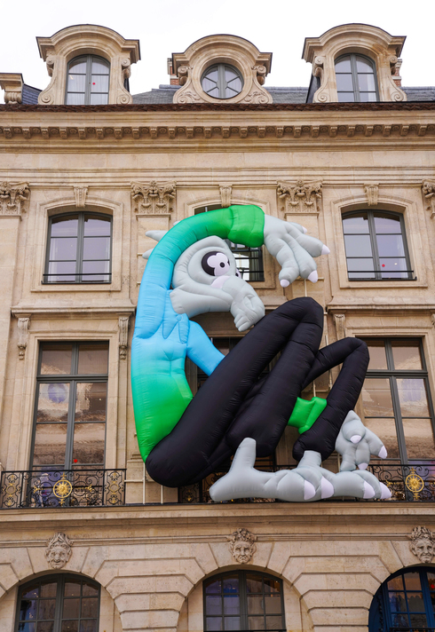 בית לואי ויטון בפריז, מעוטר בדמות קומיקס שעיצב אבלו, צילום: גטי אימג