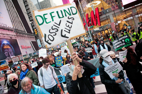 מפגינים ב"מצעד הצדק למען האקלים" שהתקיים באמצע החודש בניו יורק, צילום: איי אף פי