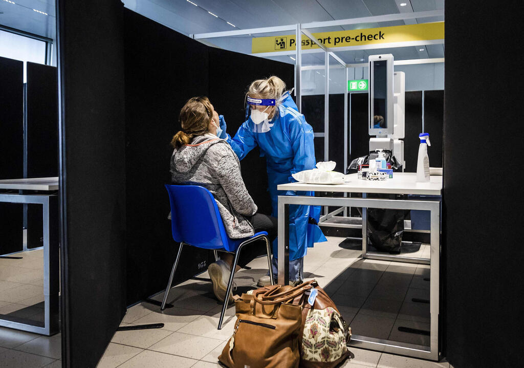 בדיקת קורונה בנמל התעופה סחיפהול שליד אמסטרדם הולנד