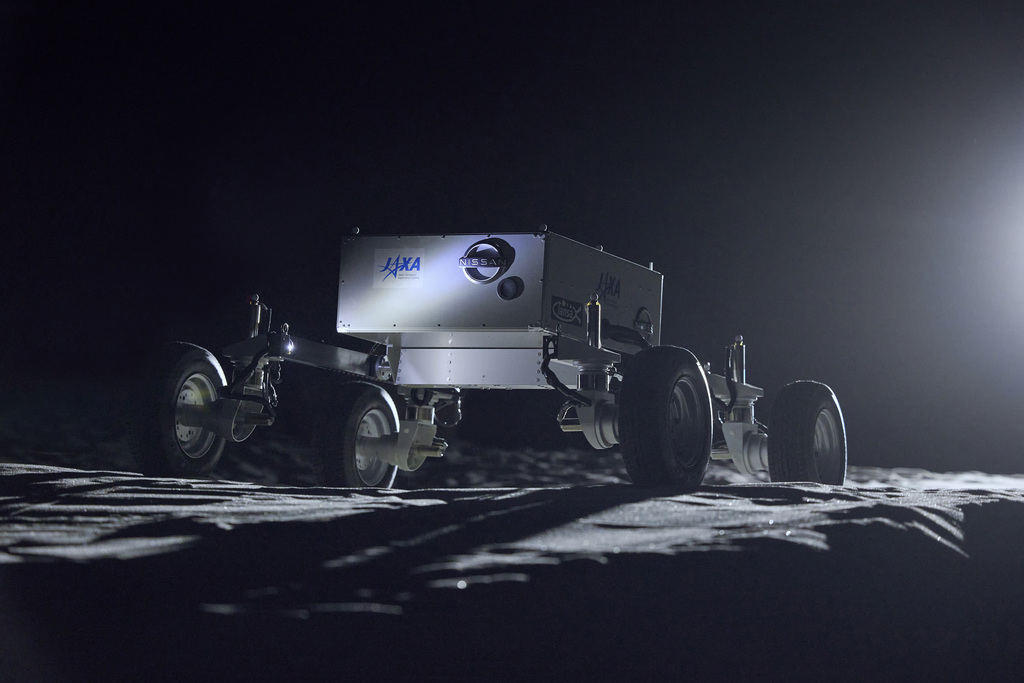 ניסאן לונר רכב נסיעה על הירח
