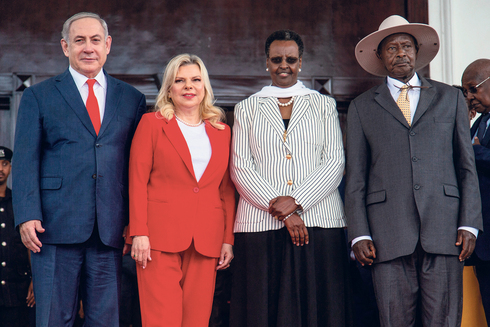 הפגישה ב־2020 באנטבה: בני הזוג נתניהו ונשיא אוגנדה ואשתו 
, צילום: איי אף פי