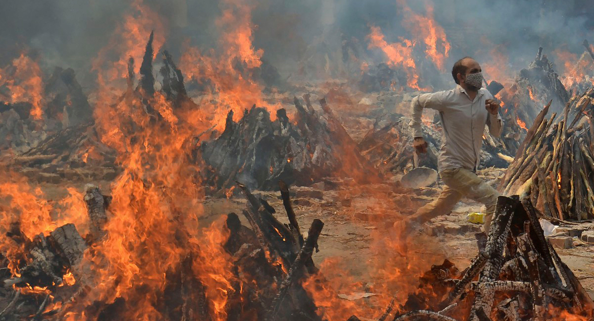 פוטו תמונות השנה 2021 קורונה שריפת גופות הודו