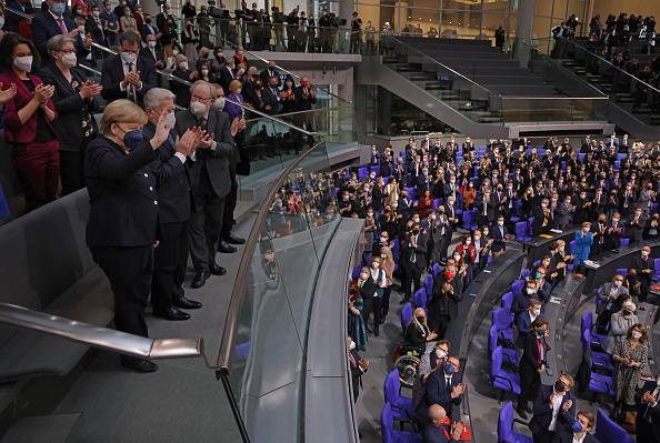 אנגלה מרקל קנצלרית גרמניה היוצאת בישיבה החגיגית בפרלמנט