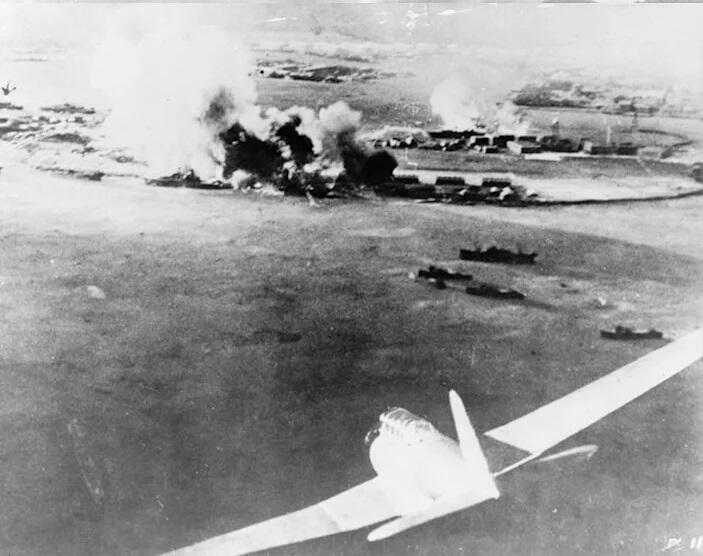 מפציץ יפני בדרכו אל שורת האוניות, שכבר בוערת כולה, צילום: USN