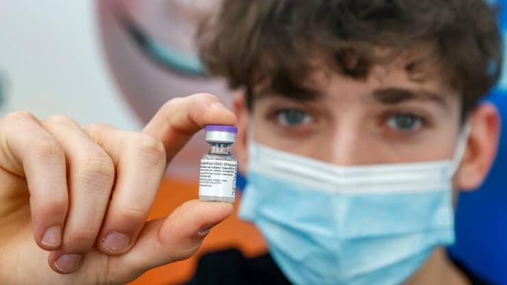 נער עם חיסון של פייזר נגד קורונה