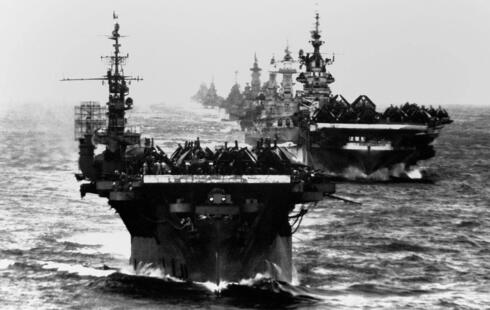 שתי נושאות מטוסים, מאחוריהן אוניית מערכה ושרשרת ספינות ליווי ואספקה, צילום: USN