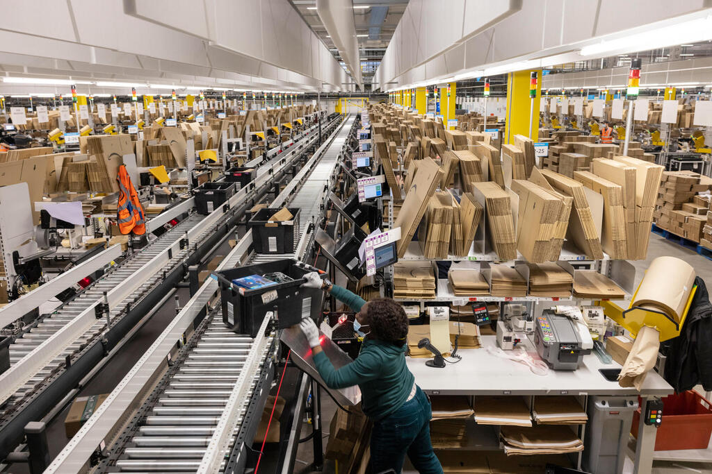 Amazon is working to break the British Royal Mail on Christmas Eve