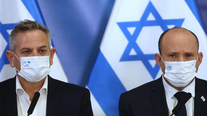 "ההחלטה לקיצור הבידוד תאפשר לקיים את הכלכלה בתקופה הזאת כדי שנעבור את הגל הזה בשלום". בנט והורוביץ (צילום: מוטי מילרוד) מימין ראש הממשלה נפתלי בנט ושר הבריאות ניצן הורביץ