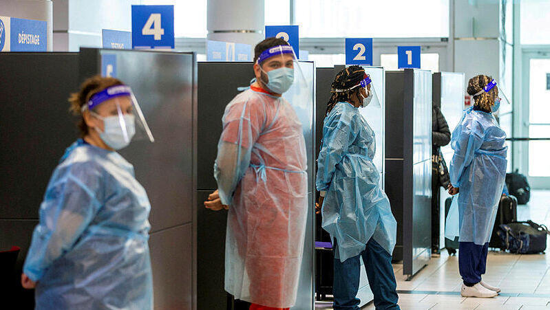 קנדה קורונה עובדי בריאות נערכים לערוך בדיקות קורונה למגיעים לנמל תעופה ב טורונטו 