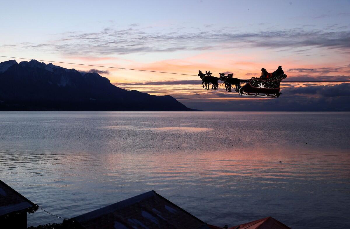 פוטו קריסמס שווייץ שלג סנטה על מזחלה 