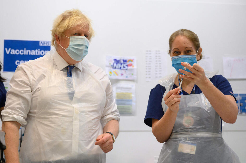 ראש ממשלת בריטניה בוריס ג'ונסון מבקר במרכז חיסונים, החודש