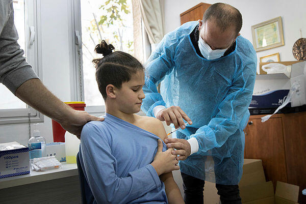 חיסון נגד קורנה בצור הדסה, אלכס קולומויסקי