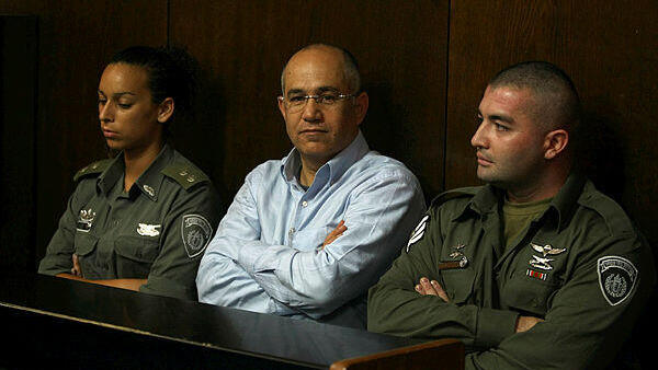 בועז יונה בבית המשפט בתל אביב לאחר מעצרו ב-2008