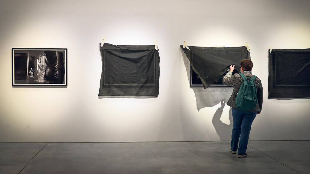 פנאי תערוכה עבודות שכוסו בבד שחור