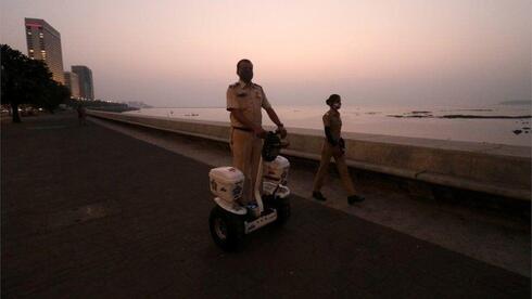 שוטר מסייר בחוף במומבאי, הודו, צילום: רויטרס