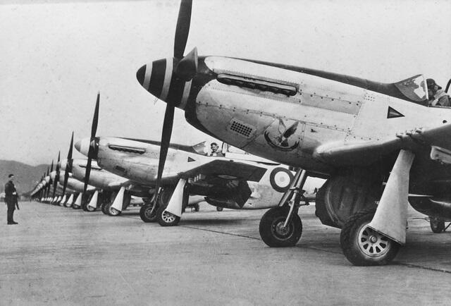 מטוסים אוסטרליים בבסיס בקוריאה, 1950, צילום: AWM