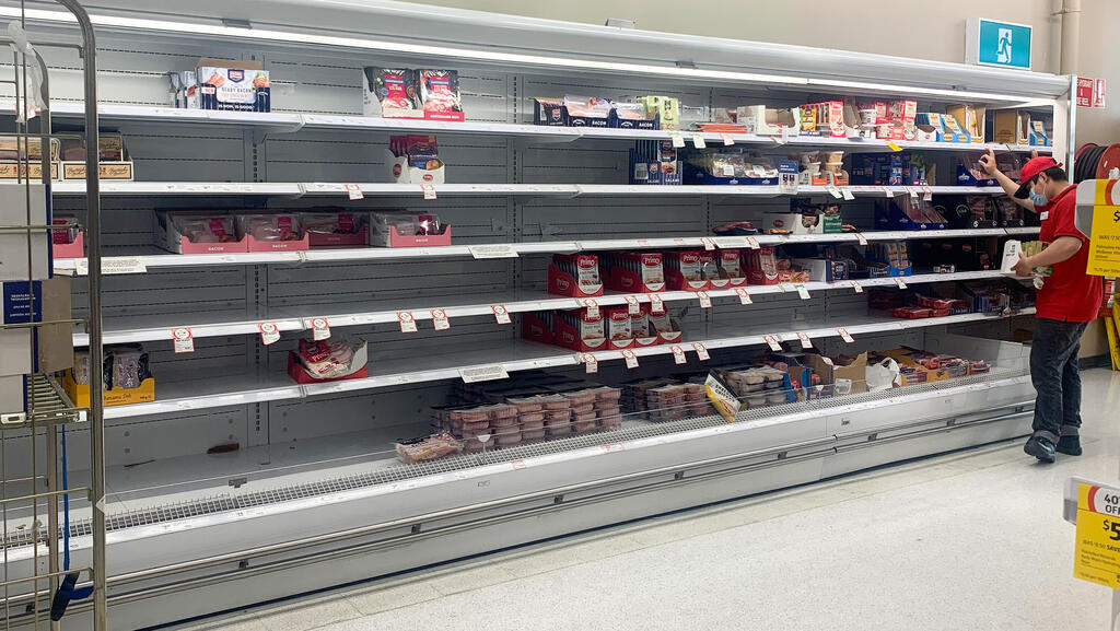 מדפים ריקים בסופרמרקטים באוסטרליה: &quot;עד מחצית מהעובדים - בבידוד&quot; 