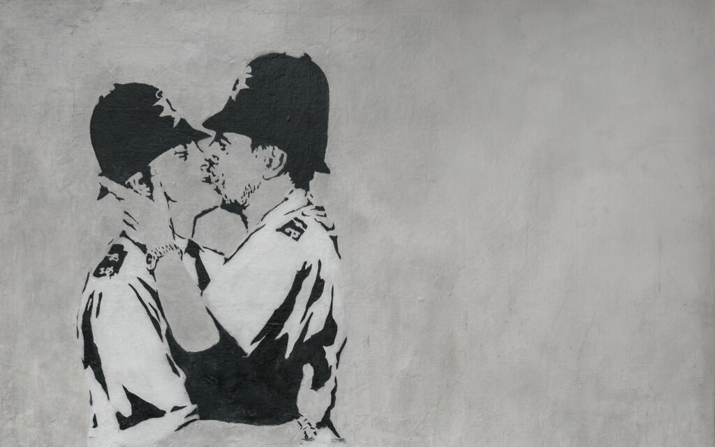 בנקסי שוטרים מתנשקים