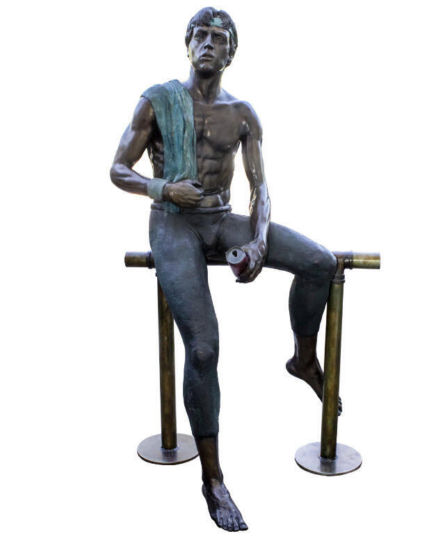 פסל ברונזה ענק "רקדן על הבר" של ריצ'רד שילה 