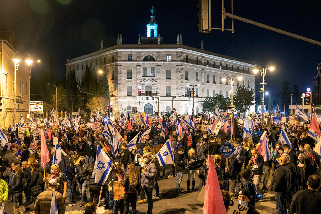 מחאת בלפור ולמטה מחאת בני העדה האתיופית. הניצבים ומפקדי המחוזות טענו כי הם צריכים מידע מוקדם על התכנון של המחאות. רק כך יוכלו למנוע, למשל, חסימת צמתים מרכזיים בשעות העומס או הפיכה של הפגנות לאלימות. הסייגים הוסרו ובסיגינט רצו לדעת כל מה שאפשר: היכן תהיה ההפגנה, מה מתוכנן במהלכה, כמה אנשים יהיו נוכחים ואילו צמתים עלולים להיחסם
(צילום: עמית שאבי) הפגנה ב רחוב בלפור ב ירושלים מחאה