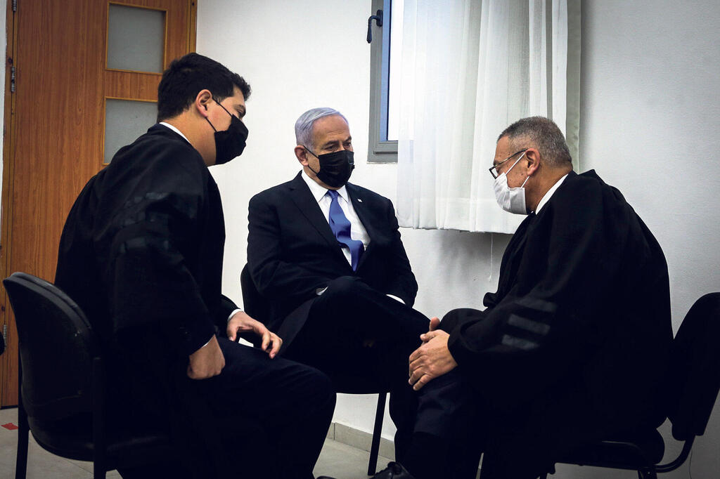 בנימין נתניהו בבית המשפט ביחד עם פרקליטיו בועז בן צור (מימין) ועמית חדד
(צילום: אורן בן חקון) בנימין נתניהו בבית המשפט ביחד עם פרקליטיו בועז בן צור ו עמית חדד