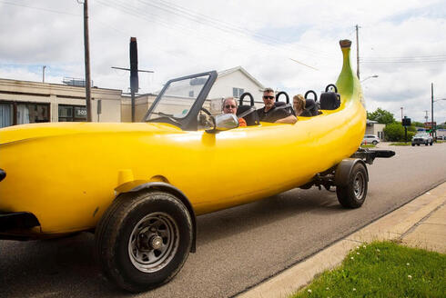 המכונית הגדולה ביותר בעולם בצורת בננה. מהשיאים המגוחכים של שנות השבעים והשמונים, צילום מסך: Youtube