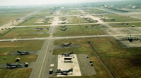 הרבה מתקנים, הרבה מסלולים, מבנים עד האופק. בסיס אווירי מודרני, צילום: USAF
