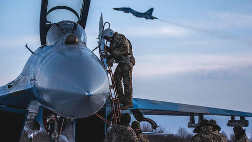 טייס אוקראיני מטפס לסוחוי 27 שלו. אם לא ינוטרלו היחידות, המלחמה תסתבך, צילום: UKRAINIAN AIR FORCE