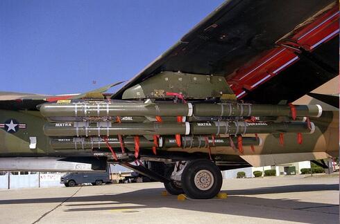פצצות מאטרה דורנאל תחת כנפו של מטוס F111 אמריקאי, צילום: USAF