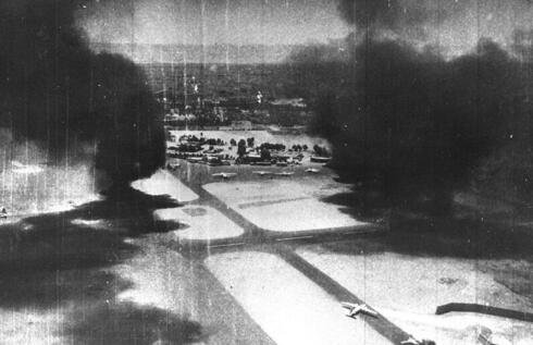 שדה תעופה מצרי בוער לאחר מתקפת חיל האוויר במלחמת ששת הימים, צילום: לע"מ