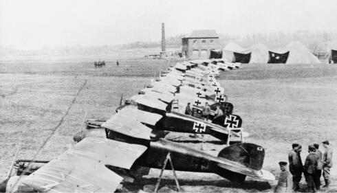 מטוסי אלבטרוס D3 גרמניים. המטוס הראשון בשורה? של הברון האדום, צילום: IWM