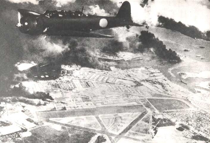 מפציץ B5N יפני מעל לשדה היקאם ברגע מתקפת פרל הארבור, צילום: USN