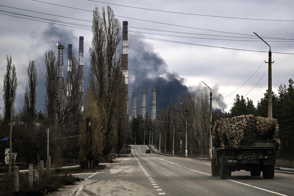 תחנת כוח תרמית שנפגעה אתמול מהפגזה בעיירת הגבול שחאסטיה שבמחוז הבדלני לוהאנסק אוקראינה