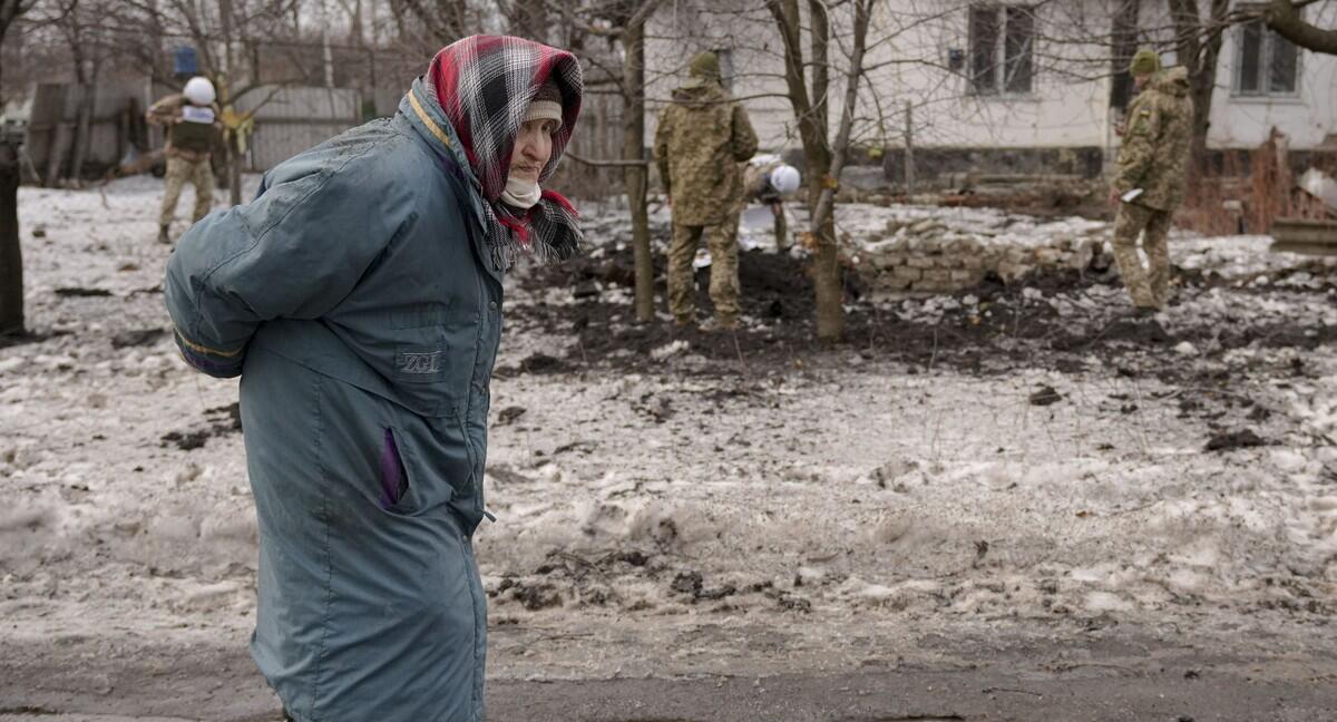 פוטו אוקראינה חיילים קשישה בכפר