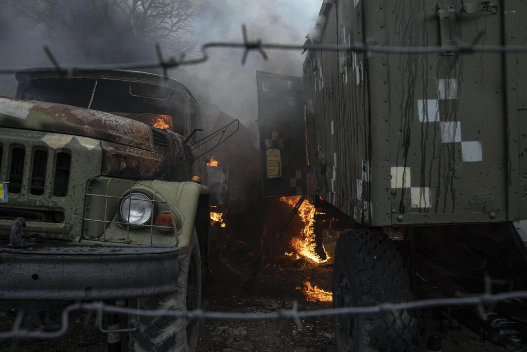 משאית צבאית אוקראינית עולה באש פלישה ל אוקראינה רוסיה