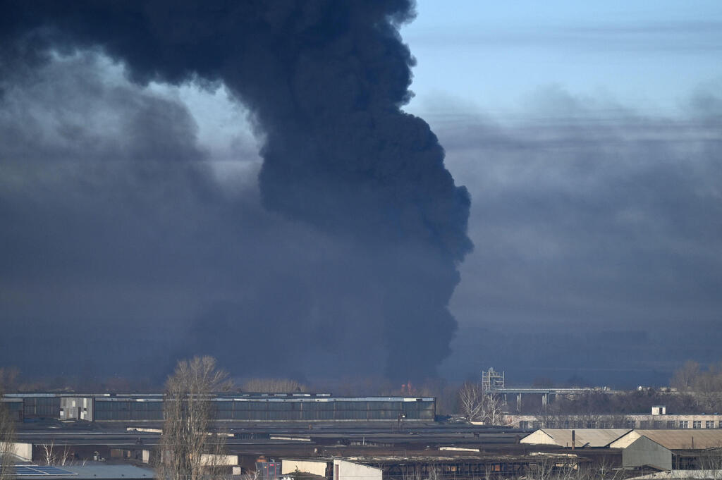 עשן מיתמר מבסיס צבאי ליד חרקוב אוקראינה בעקבות הפצצות של רוסיה
