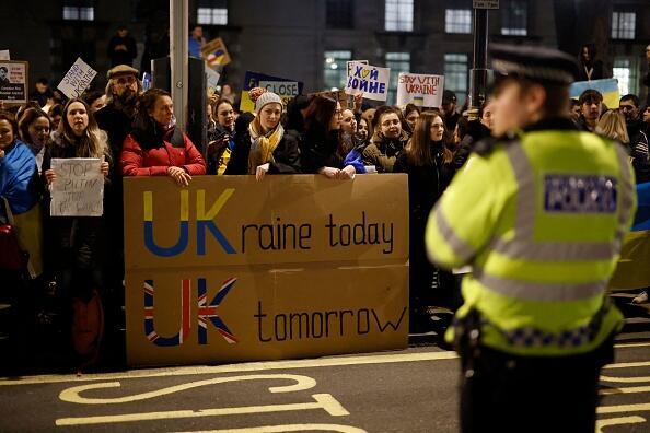 הפגנת תמיכה ב אוקראינה ב דאונינג 10 לונדון