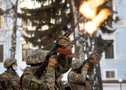 אוקראינים יורים באוויר, צילום: רויטרס