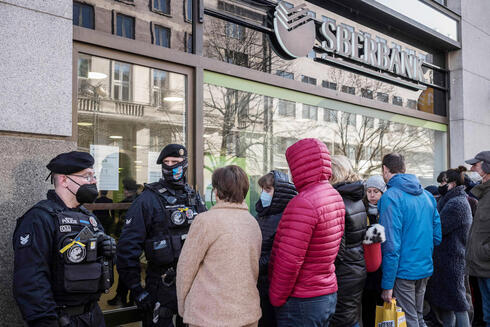 <span style="font-weight: normal;">Line to enter a Russian bank </span>