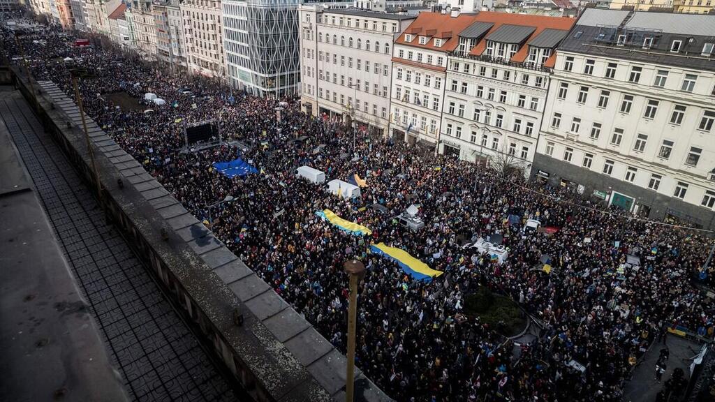 צהוב עולה: תמונות מהפגנות התמיכה למען אוקראינה ברחבי העולם