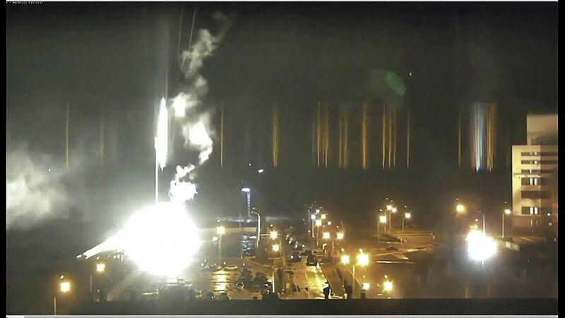 אש פורצת בתחנת הכוח הגרעינית זפוריז'יה באוקראינה