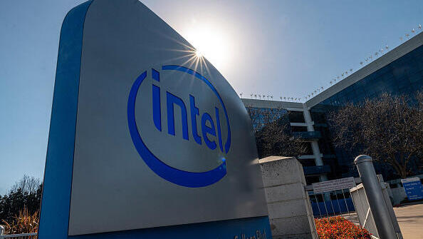 Intel freezes hiring in PC chip division